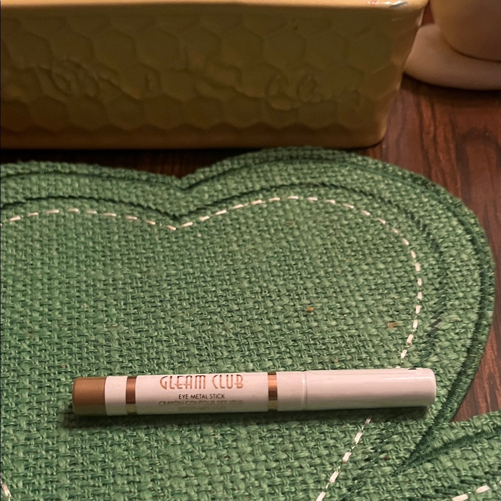 Gleam Club Eye Metal Stick in Gold emboss